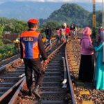 Bermain TikTok Saat Ngabuburit Remaja Di Jember Nyaris Dihamtam Kereta Api