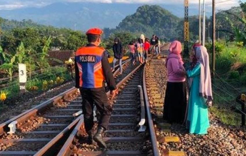 Bermain TikTok Saat Ngabuburit Remaja Di Jember Nyaris Dihamtam Kereta Api