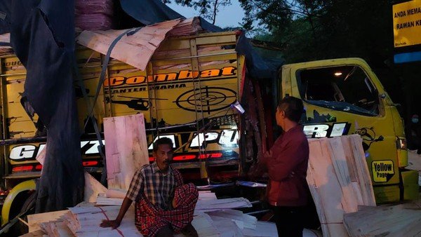 Bus Sugeng Rahayu Tabrak Truk Muat Tripleks, 3 Orang Terluka