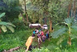 Dua Mobil Terjun Bebas Ke Jurang Pacet, Satu Balita Meninggal Dunia