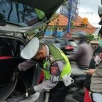 Antisipasi Teror Polisi Lakukan Pengecekan Kendaraan di Surabaya dan Sidoarjo