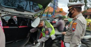 Antisipasi Teror Polisi Lakukan Pengecekan Kendaraan di Surabaya dan Sidoarjo