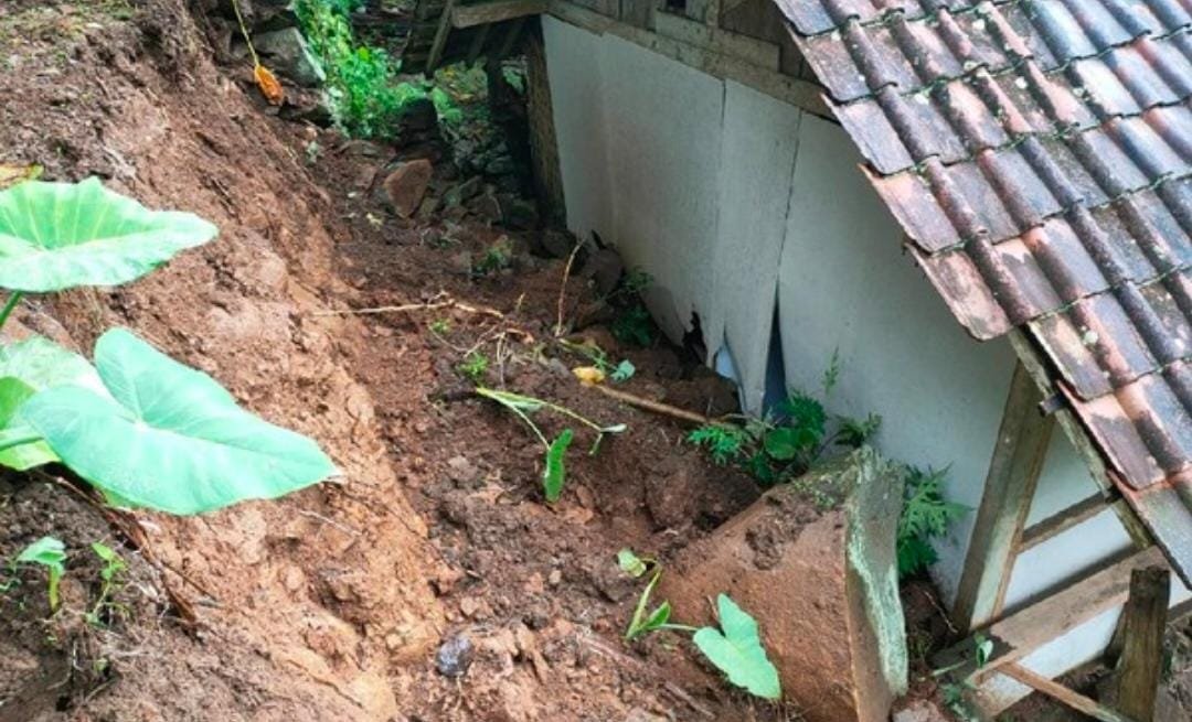 Tanah longsor Di Trenggalek Terjadi Setelah Diguyur Hujan