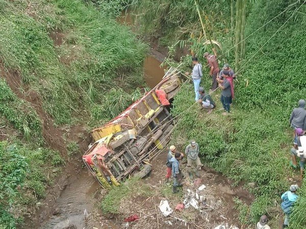 Truk di Probolinggo Terjun Ke Jurang, Pengemudi Patah Kaki