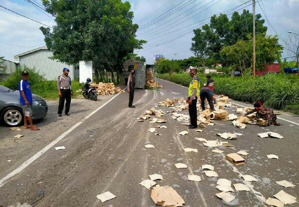 Truk di Lamongan Terguling dan Tabrak Sedan 