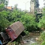 Hilang Kendali, Truk Tronton Tabrak Boks Hingga Terjun Ke Sungai