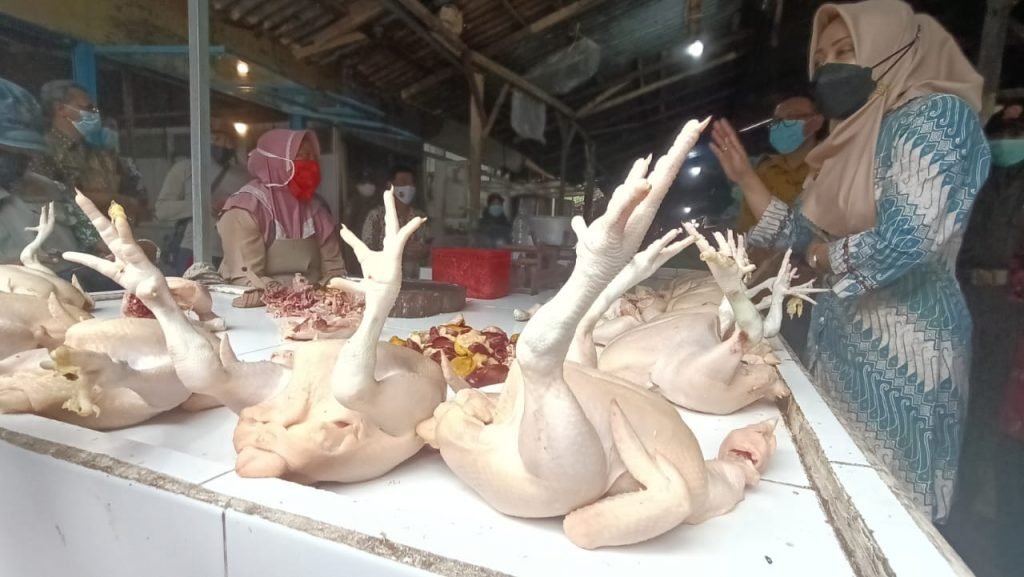 Bupati Mojokerto Sidak Pasar, Temukan Sebab Naiknya Harga Ayam