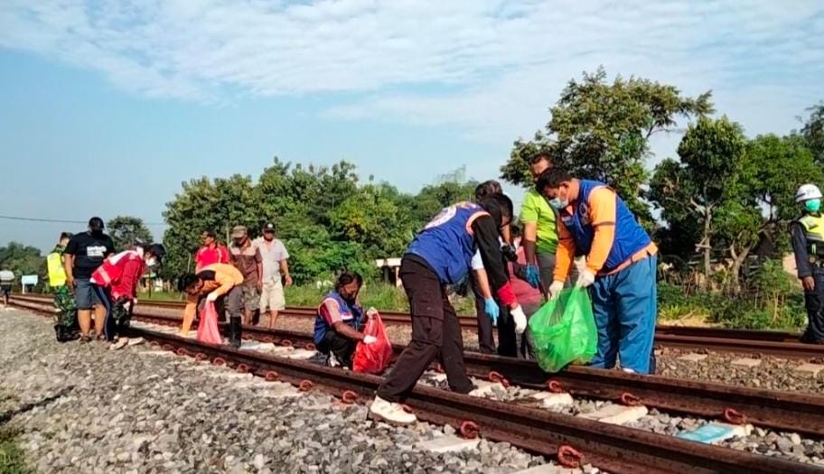 Warga Trowulan digegerkan dengan temuan potongan tubuh manusia yang tercecer di perlintasan kereta api yang berada di Desa Balongwono, Kecamatan Trowulan, Kabupaten Mojokerto