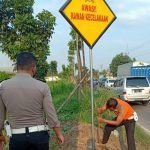 Tekan Angka Kecelakaan di Mojokerto, Polisi Pasang Rambu Peringatan