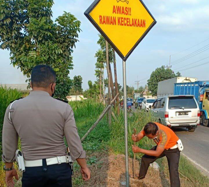 Tekan Angka Kecelakaan di Mojokerto, Polisi Pasang Rambu Peringatan