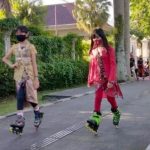 Sambut Hari Kartini, komunitas Sepatu Roda Fashion Show Sambil Memakai Kebaya
