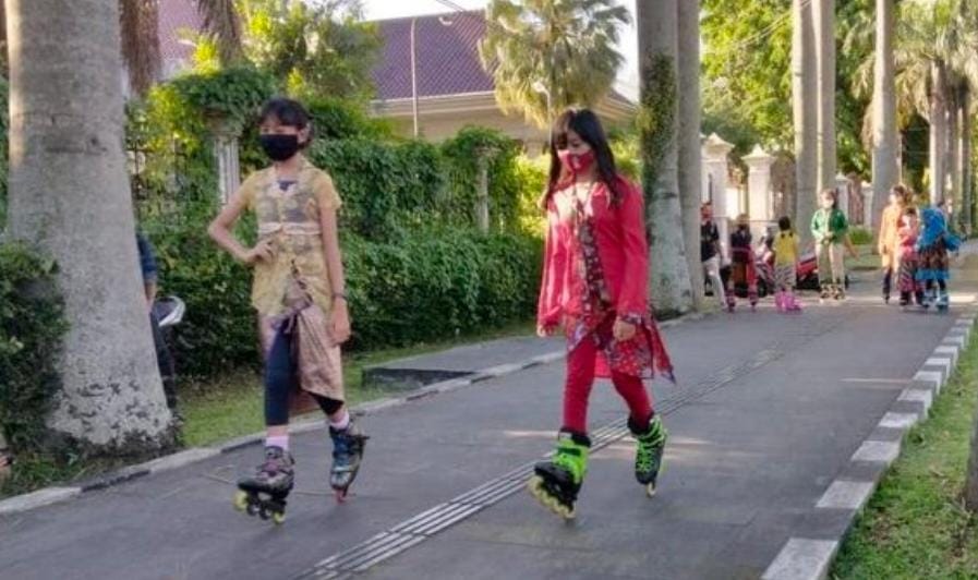 Sambut Hari Kartini, komunitas Sepatu Roda Fashion Show Sambil Memakai Kebaya