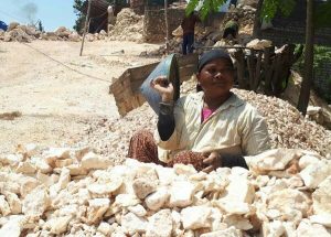 Wanita Perkasa di Tuban Yang Bekerja Menjadi Pemecah Batu