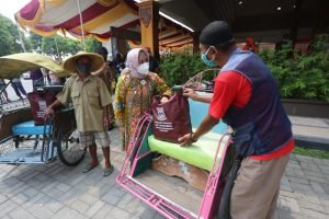 Jelang Lebaran, Walikota Mojokerto Salurkan Bansos Di Tengah Pandemi