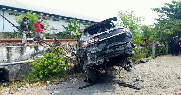 Mobil Wuling Almaz Tertabrak Kereta Api Satu Orang Tewas