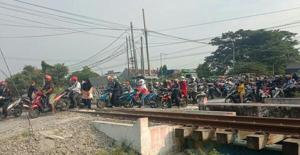 PT. KAI Daop 8 Surabaya Kecewa Terhadap Warga Lamongan Yang Bongkar Paksa Penutup Perlintasan Kereta Api