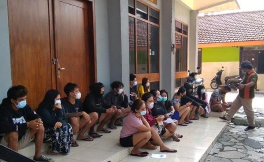 Pasangan Mesum Dipanen Petugas Gabungan Saat Razia Rumah Kos