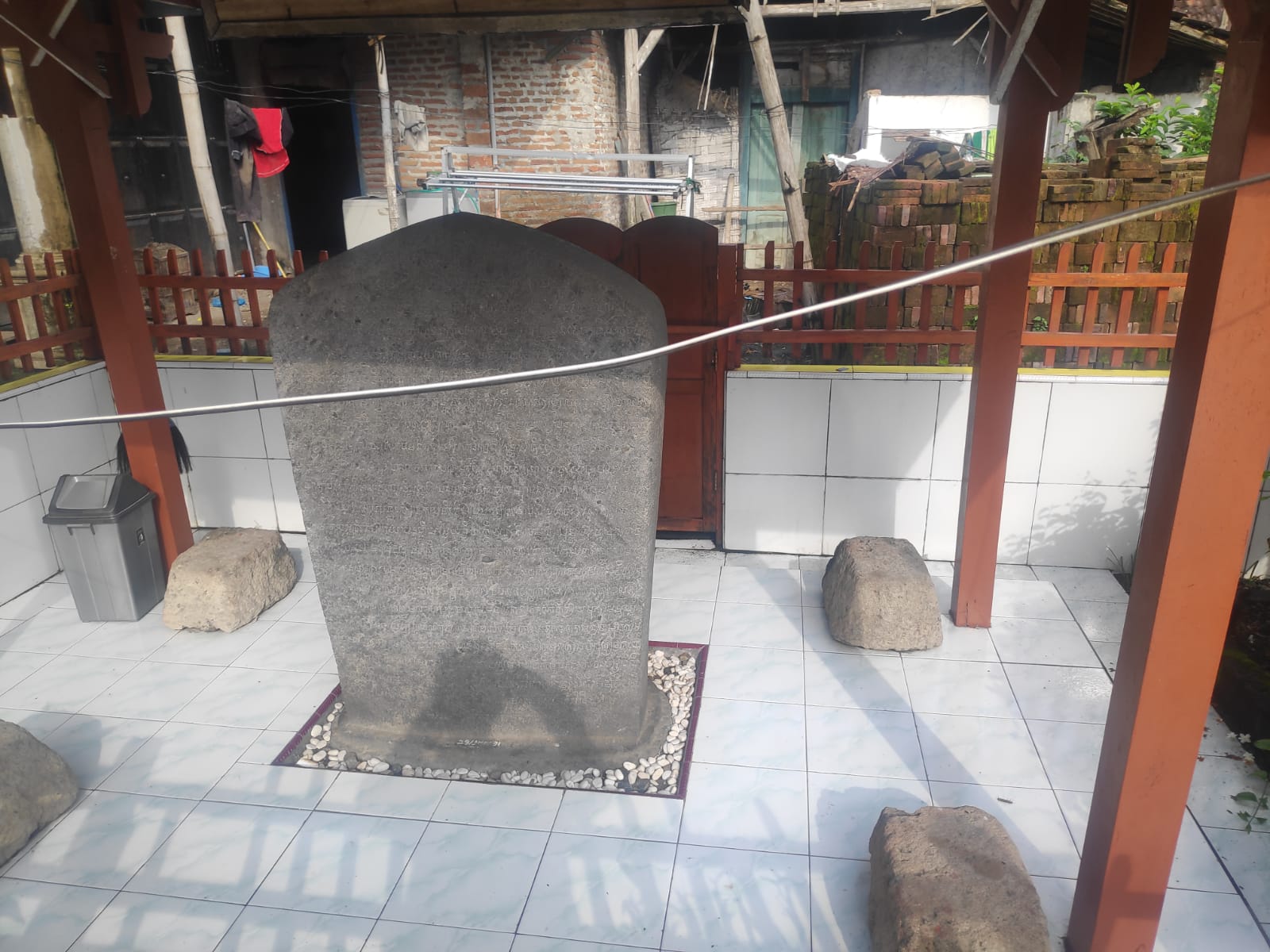 Prasasti Gurit Peninggalan zaman Raja Airlangga Sejarah Penting Yang Jarang Dikunjungi