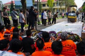 Ratusan Miras dan Knalpot Brong Dimusnahkan Polres Mojokerto