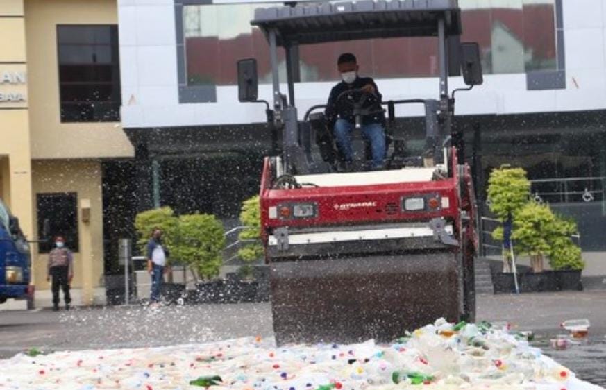 Ribuan Miras Dimusnahkan Polrestabes Surabaya