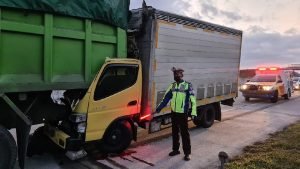 Truk Boks Tabrak Truk Tronton, Satu Tewas dan Lainnnya Terluka