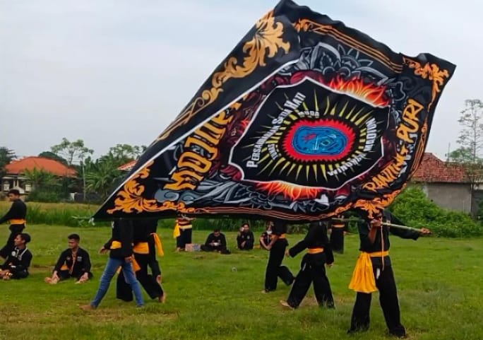 Laskar Syiar Setia Hati Winongo Tunas Muda ( PSHW TM ) Majapahit Ranting Puri menggelar longmarch dengan membawa panji kebesaranya dalam menyambut bulan suci ramadhan. Bendera raksasa tersebut di bawa sambil berlari di jalan dengan di ikuti bendera yang lebih kecil serta ratusan saudara lainya.