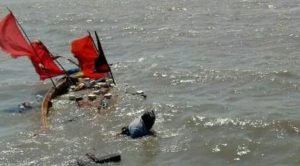 Banjir Rob Buat Dua Perahu Nelayan di Surabaya Tenggelam