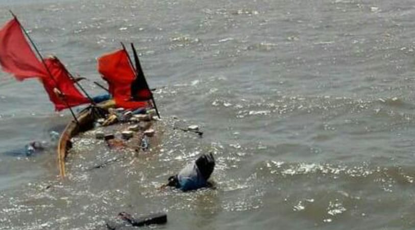Banjir Rob Buat Dua Perahu Nelayan di Surabaya Tenggelam