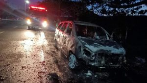 Kijang Innova Terbakar Saat Melintas di Sidoarjo, Tiga Penumpang Selamat