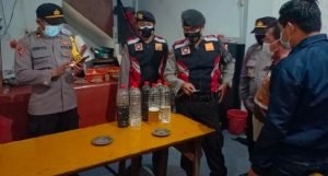 Nekat Jual Arak Saat Ramadhan, Warkop di Lamongan Digrebek
