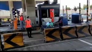 Alasan Simpel Tukang Becak Yang Melintas di Jalan Tol Surabaya-Gresik