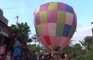 Balon Udara Raksasa Di Jombang Tradisi Menutup Hari Raya Idul Fitri
