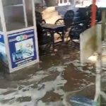 Banjir Air Rob Sapu Warung di Pantai Tambakrejo Blitar