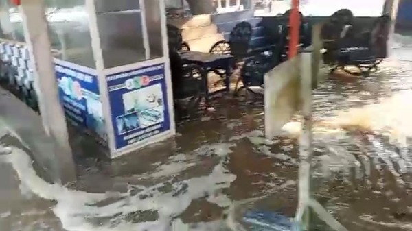 Banjir Air Rob Sapu Warung di Pantai Tambakrejo Blitar