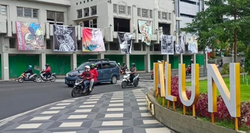 Aksi Protes Melalui Poster Sarkasme Warnai HUT Surabaya