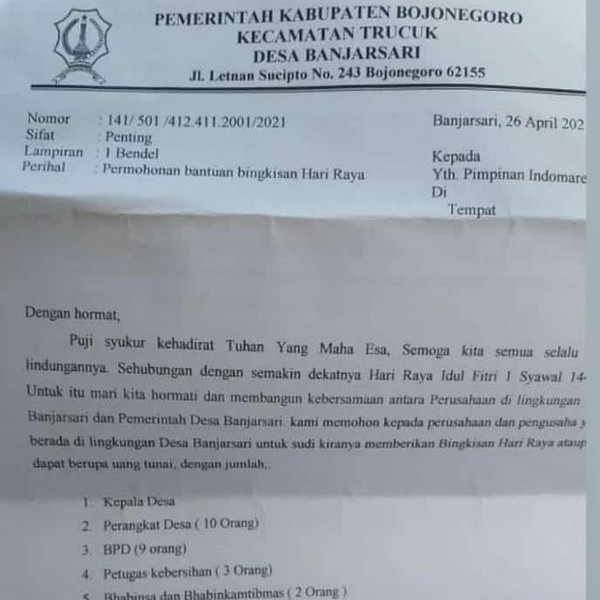 Kepala Desa Banjarsari, Bojonegoro meminta THR berupa bingkisan lebaran kepada para pengusaha. Permintaan itu tertuang dalam bentuk surat resmi yang ia tanda tangani sendiri.