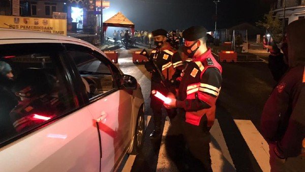 Puluhan Kendaraan Diputar Balik di Jalur Cemoro Sewu Magetan