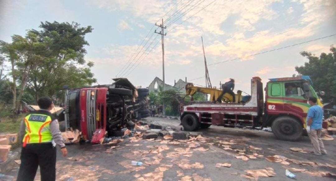 Truk Tersambar KA di Sidoarjo Akibat Nekat Terobos Palang Pintu