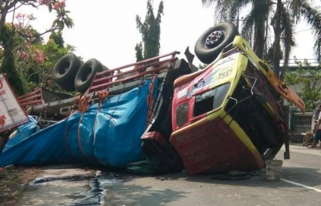 Truk Tronton Tabrak 4 Kendaraan Terbalik di Jl Babat-Jombang