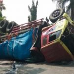 Truk Tronton Tabrak 4 Kendaraan Terbalik di Jl Babat-Jombang