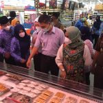Walikota Mojokerto Bersama DINKESP2KB Sidak Pasar Pastikan Tak ada Mamin Yang Tak Layak Jual
