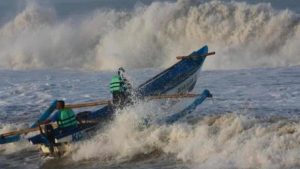 BMKG Peringatkan Nelayan Dengan Gelombang Tinggi Akibat Siklon Tropis Choi Wan