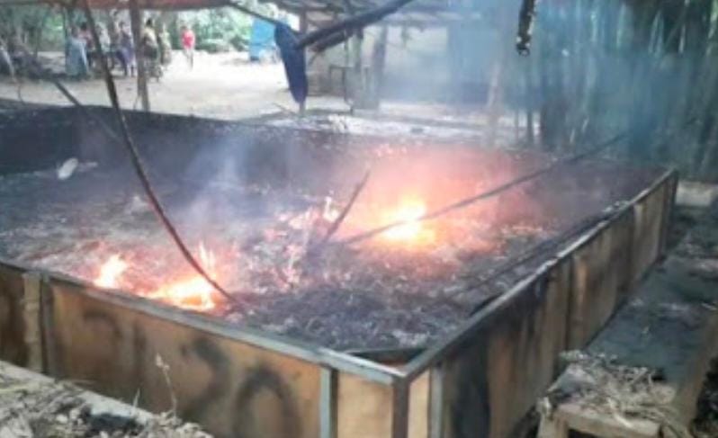 Dianggap Meresahkan, Kalangan Sabung Ayam di Trowulan Dibakar Petugas