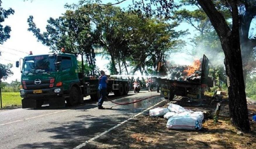 Truk Mercy Muatan Tiner Dan Baju Ludes Terbakar Sebabkan Kemacetan