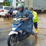 Sungai Bagong di Banyuwangi Meluap dan Bikin Macet