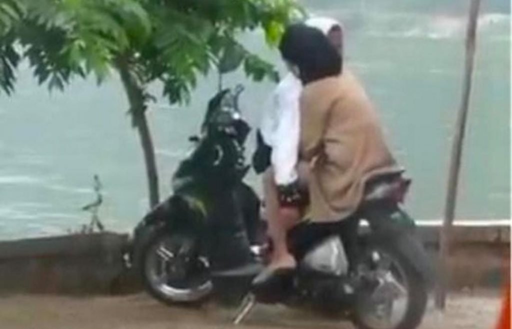 Asyik Mesum Diatas Sepeda Di Telaga Ngebel Pasangan Muda Mudi Viral