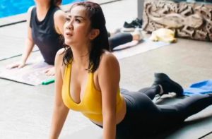 Olahraga Pound fit bareng Tante Erni Biar Bisa Body Goals