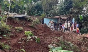 Bencana Tanah Longsor Melanda, Bocah 11 Tahun Terpendam Hidup Hidup