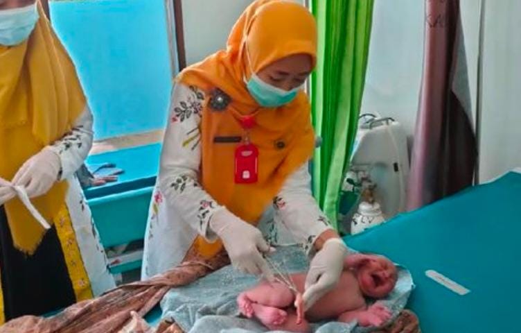 Penemuan Bayi Dibuang Di Gubuk Tepi Sawah Hebohkan Warga