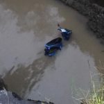 Cuek Dengan Penanda Jalan, Pengendara Motor Terperosok Ke Sungai